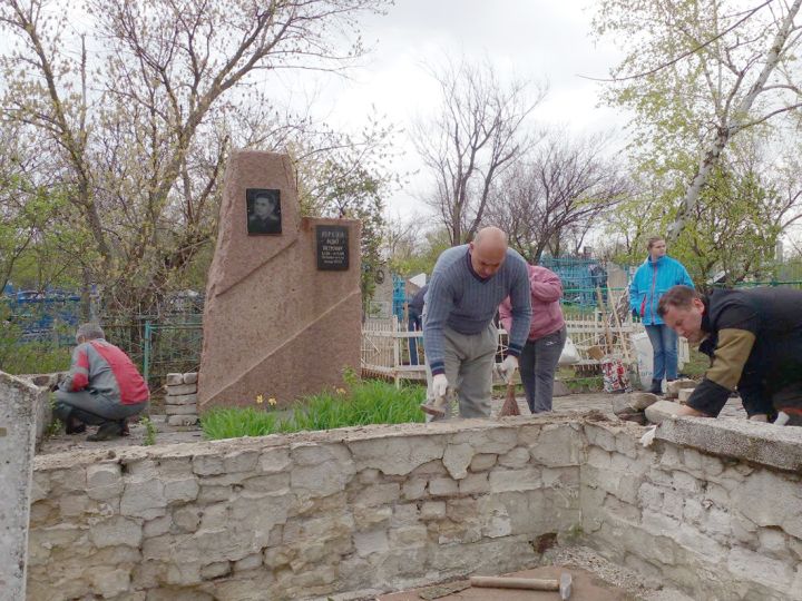 В Краснодоне благоустроили памятник Радику Юркину