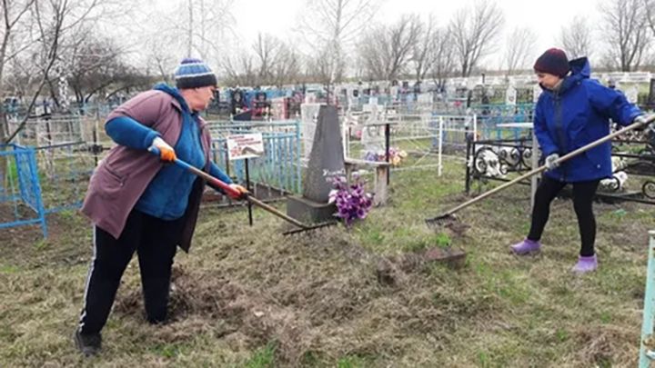 На погостах Краснодонского района наводят порядок