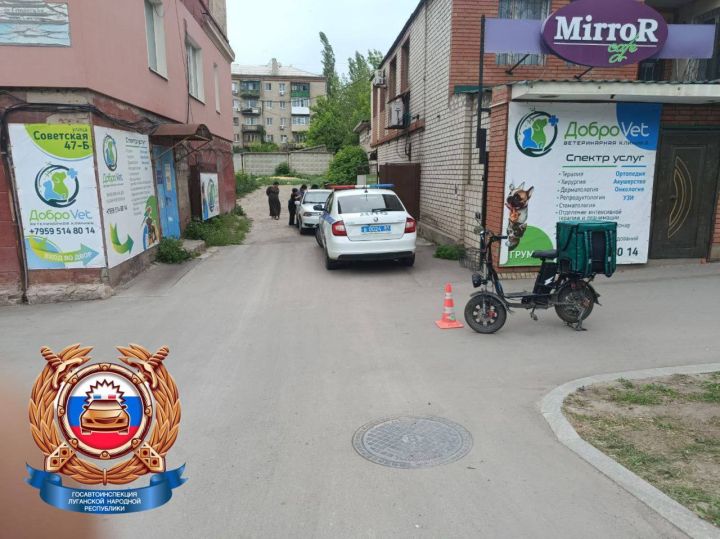 В Луганске автомобиль сбил подростка на электросамокате
