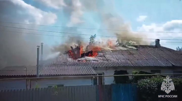 Пожар тушили больше трёх часов: в одном из городов ЛНР горел многоквартирный дом 