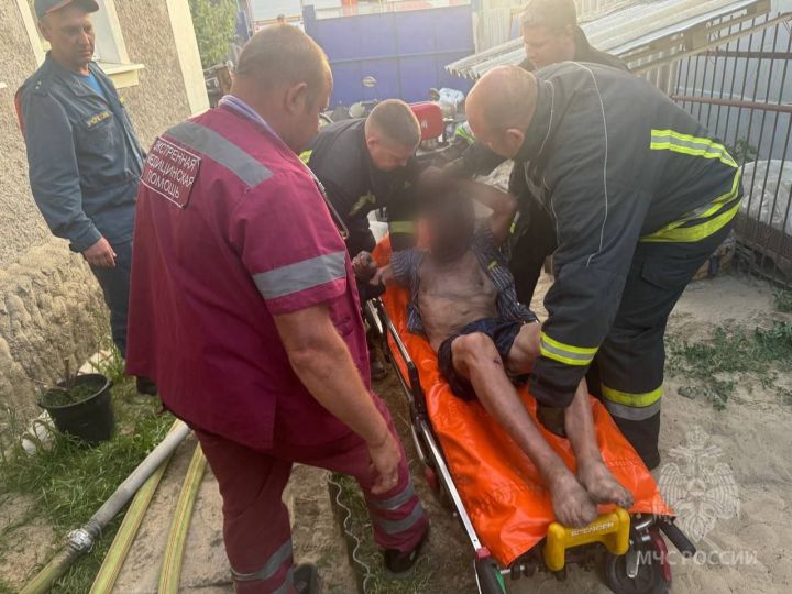 Горящий дом едва не унёс жизнь: МЧС спасли на пожаре в ЛНР пожилого мужчину
