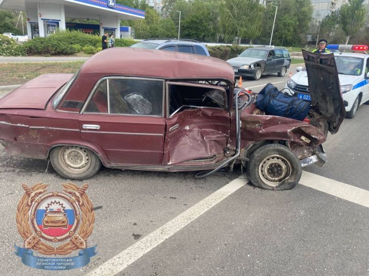 На дороге Луганска произошло массовое ДТП: из-за неосторожности водителя столкнулись три авто 