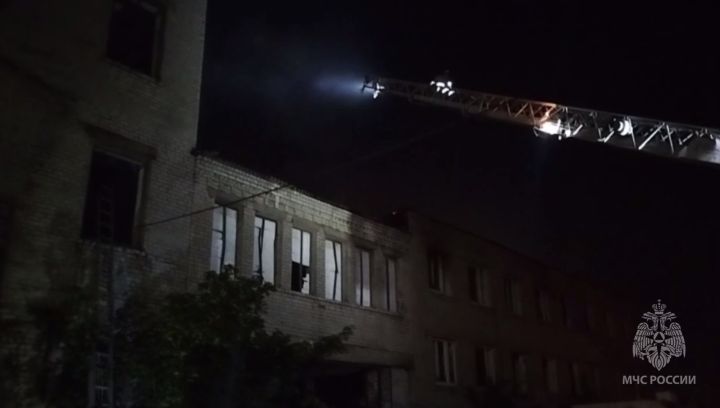 В ЛНР ликвидировали крупный пожар в здании комбината хлебопродуктов