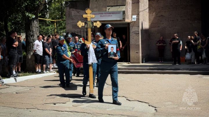 Сотрудник МЧС ЛНР погиб от удара током при тушении пожара: он мог стать жертвой халатности
