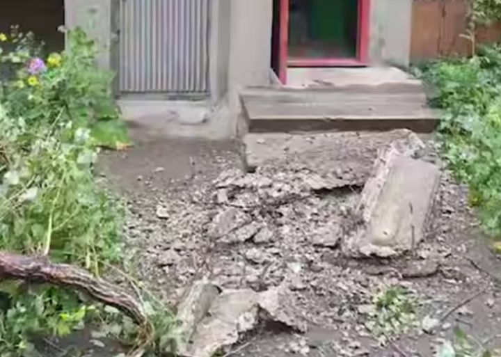 Ураган пронесся по территории ЛНР: люди остались без света, воды, деревья вырывало с корнем
