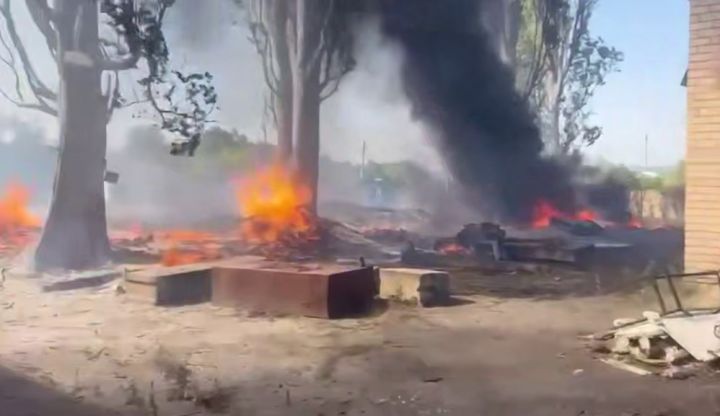 На территории колледжа в ЛНР подожгли шины и мусор: учебное заведение спасли полицейские