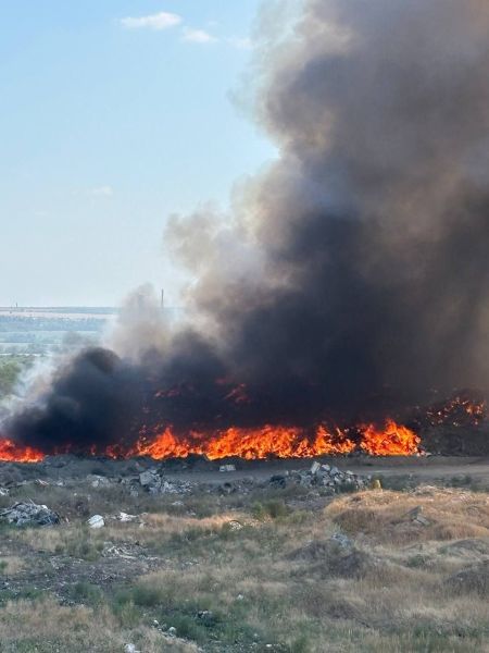 Масштабный пожар возник на мусорном полигоне возле Луганска. Власти назвали причину возгорания