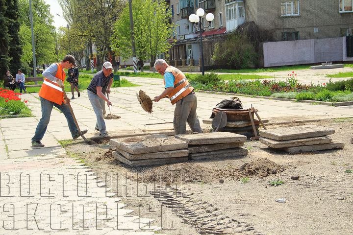 Возле свердловской администрации плитку вернут на место
