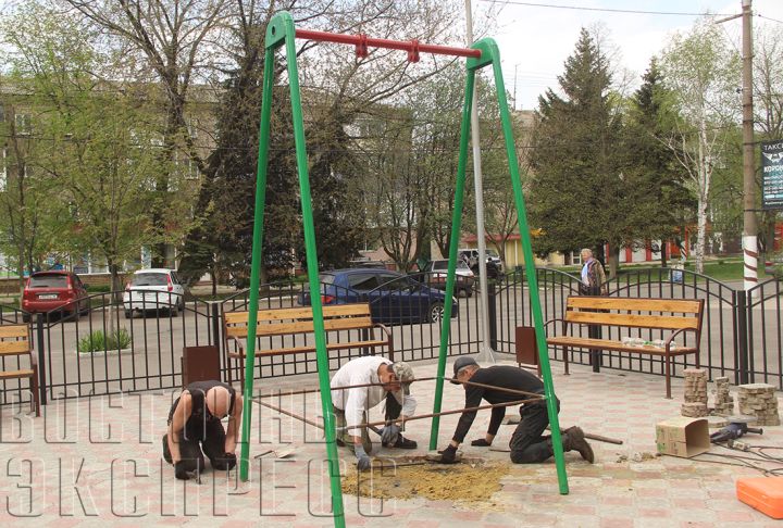 Как продолжают облагораживать детскую площадку в центре Свердловска