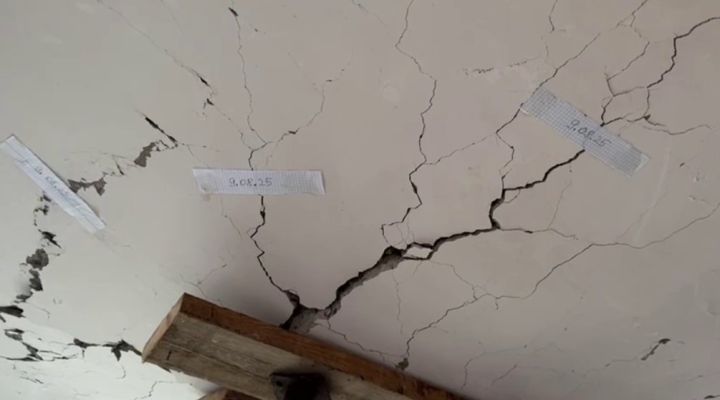 В Луганске строительный груз обрушился на крышу многоэтажки