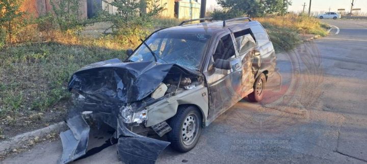 Капот всмятку: при столкновении двух авто в ЛНР пострадали четыре человека