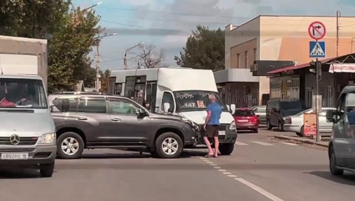 В Луганске легковушка влетела в маршрутку 