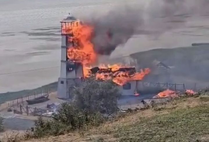 Пожар уничтожил популярный среди туристов маяк в Ростовской области