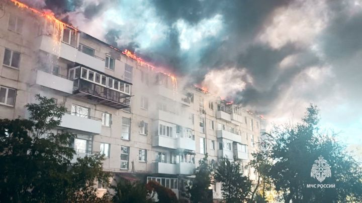 Дрон ВСУ ударил по многоэтажке в ЛНР: спасатели эвакуировали жителей из огня