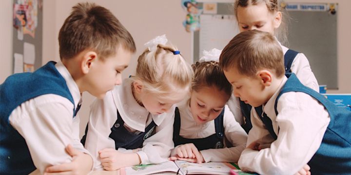 Эвакуированные дети-переселенцы продолжают учебу в образовательных учреждениях Луганска
