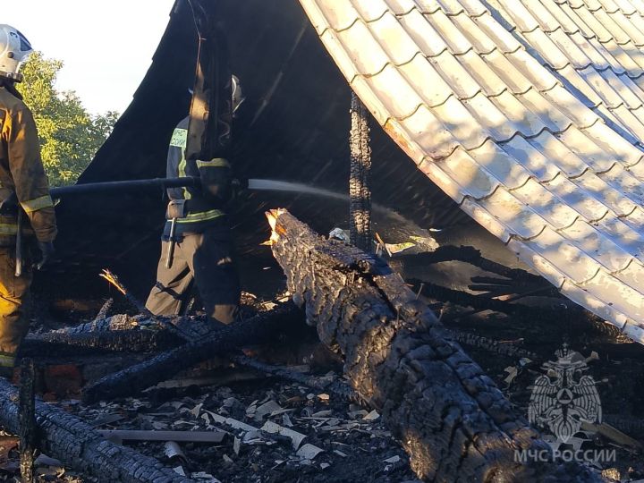 Спасатели ЛНР потушили крупный пожар в одном из населённых пунктов: сгорел жилой дом