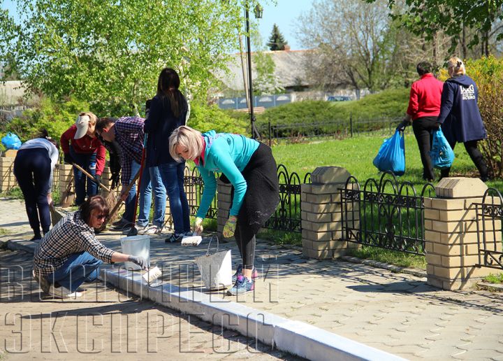 В Червонопартизанске и Свердловске прошли субботники