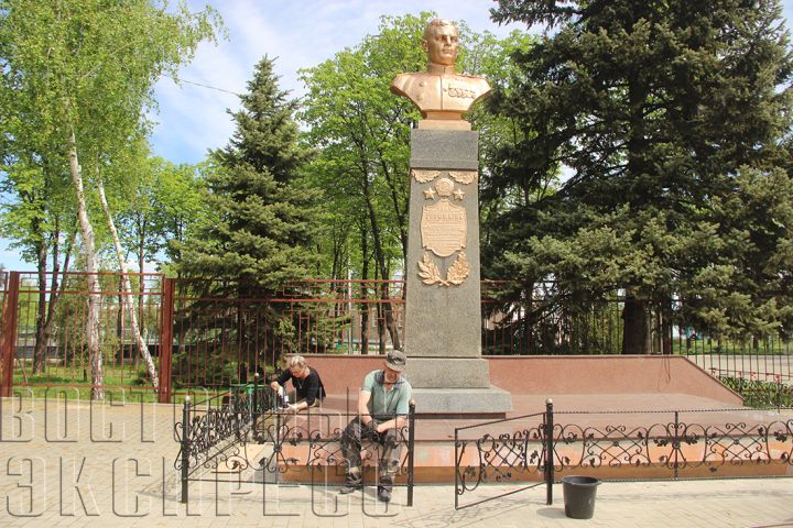 «Забор – мера вынужденная!»: как в Свердловске спасли памятник Горюшкину