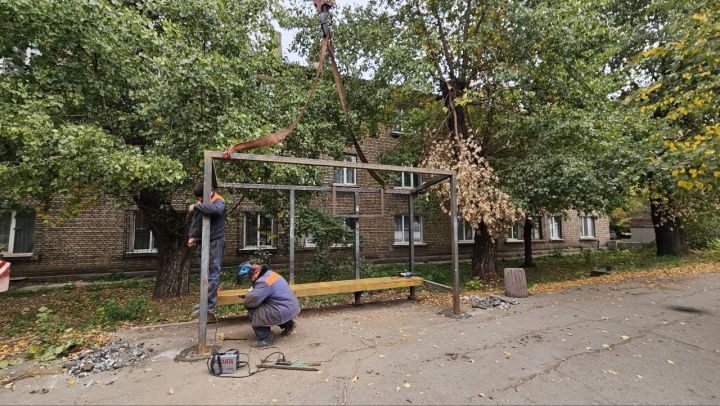 Какой позор. Жители Алчевска высмеяли остановки, которые привезли для установки из Вологды
