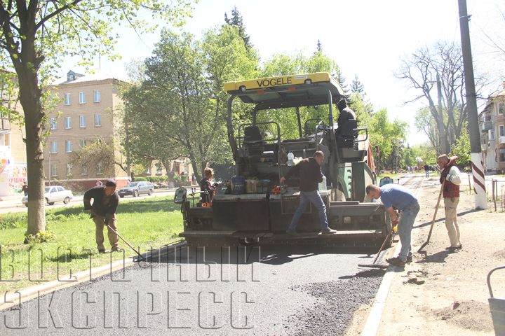 В Свердловске продолжаются дорожные работы