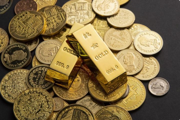 Цена золота обновила исторический рекорд: как это скажется на экономике России