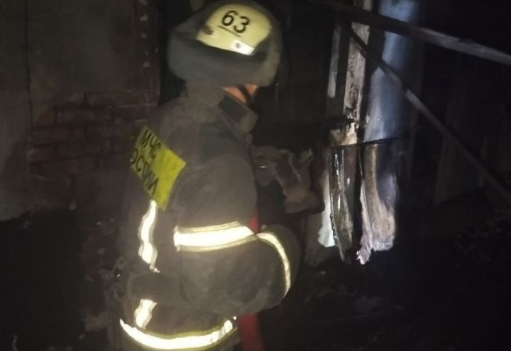 В одном из городов ЛНР горел магазин и многоэтажка: МЧС предотвратили трагедию 