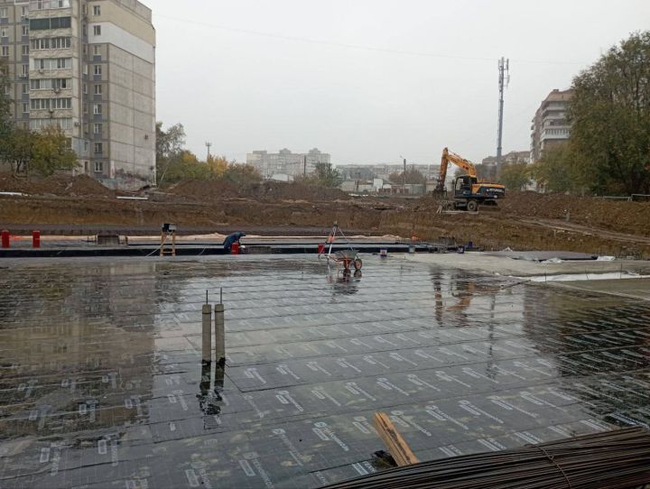 В Луганске строят бассейн, который будет видно даже ночью