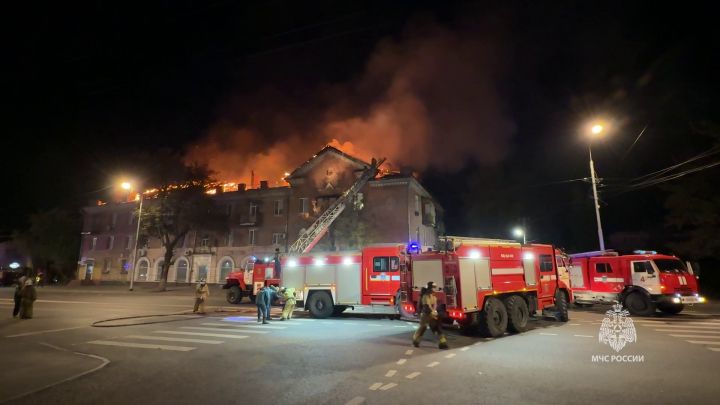 Луганские спасатели борются с масштабным пожаром в центре города: огонь охватил тысячу квадратов многоэтажки