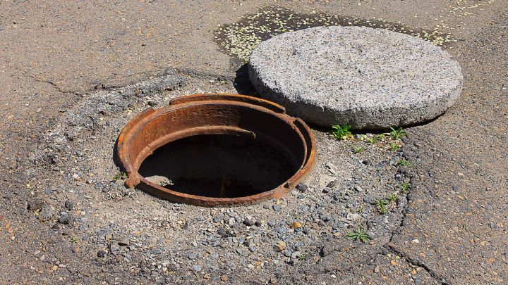 Сотрудники пожарной части достали луганчанку из люка