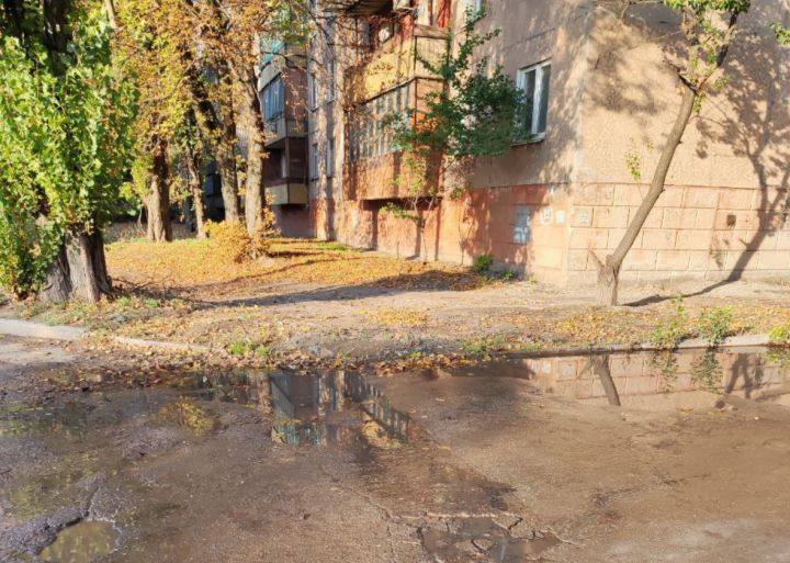 Жители Перевальска живут у «озера нечистот»: канализация течёт прямо под окнами