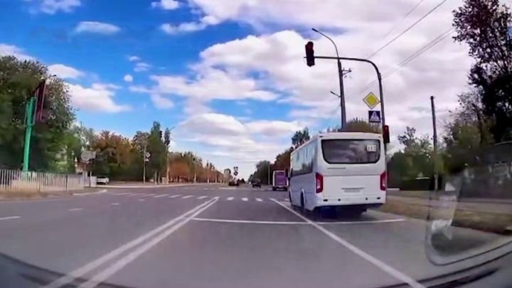 В Луганске оштрафовали водителя автобуса, пролетевшего на красный свет светофора: лихача увидели в соцсетях