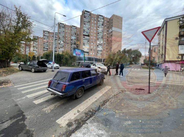 Массовое ДТП в Луганске: на перекрёстке не разминулись три авто, есть пострадавший ребёнок 