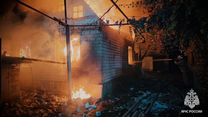 Без жертв, но без дома: в одном из городов ЛНР пожар уничтожил частное подворье