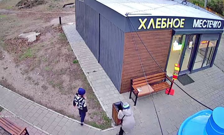 Хулиганство или безнадзорность? Школьники переворачивали мусорные урны в Петровском 
