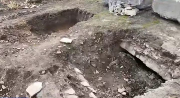 Ремонт дорог в ЛНР обернулся неожиданностью: рабочие обнаружили старинный склеп