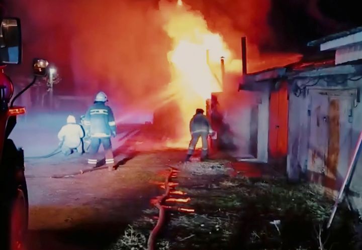 Замыкание проводки стоило жизни пенсионеру: он задохнулся в собственном гараже 