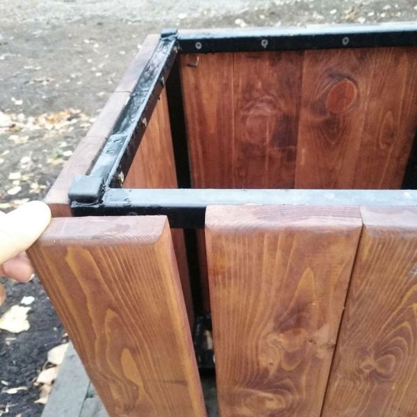 Вандалы начали разрушать парк в Стаханове, который ещё не открыли после реконструкции