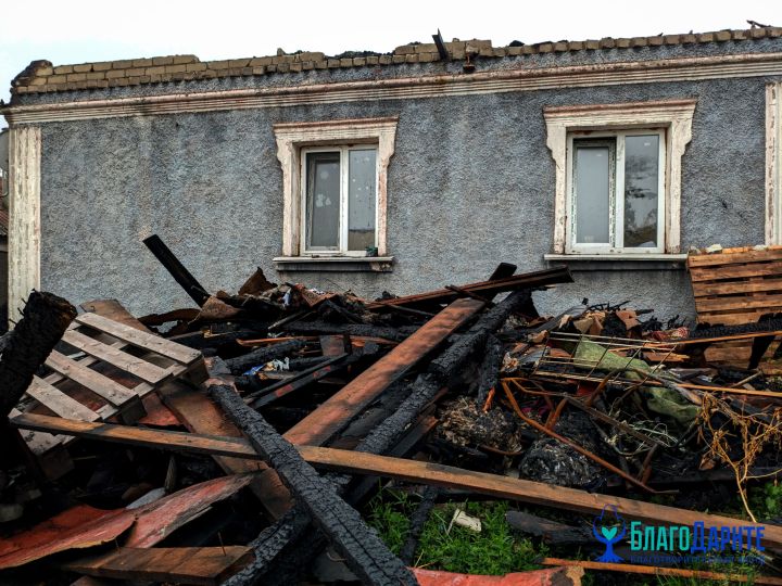 После пожара семья из Перевальска осталась без крыши над головой: объявлен сбор на восстановление дома