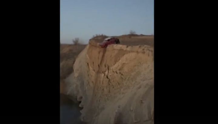 Ради стрима луганчане сбросили авто в карьер. Кто теперь будет его доставать из водоёма?