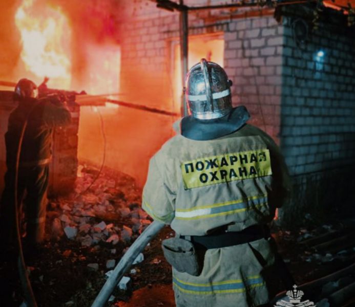 Дом в Луганске вспыхнул за минуты: спасатели вынесли из огня пенсионерку, которая едва не задохнулась в дыму 