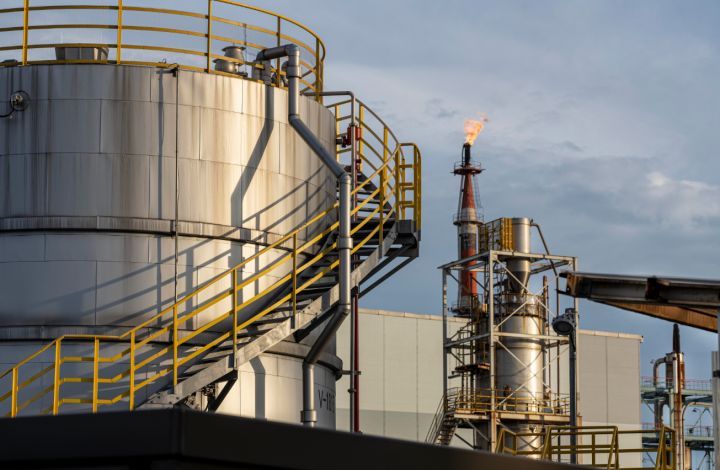 Под ударом не только жилые дома, но и нефтебазы: что известно о ночной атаке беспилотников в ЛНР?