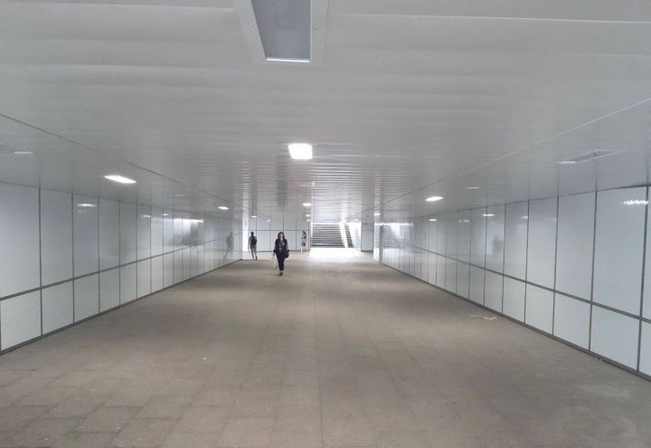 После ремонта за миллионы: подземный переход в центре Луганске снова течёт