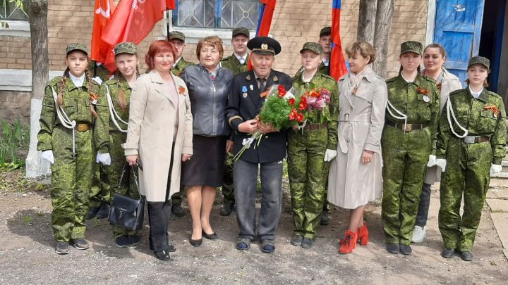 В Антраците школьники поздравили ветеранов с наступающим Днём Победы