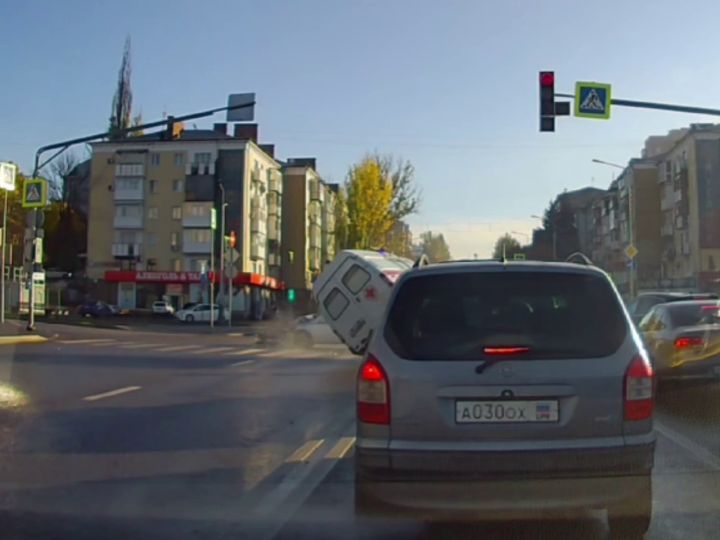 Внедорожник столкнулся со «скорой» в центре Луганска: есть пострадавшие 