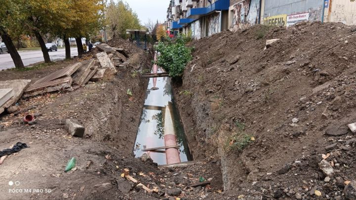 Ни тепла, ни порядка. В Алчевске трубы, которые покрыли теплоизоляцией, тонут в сточных водах