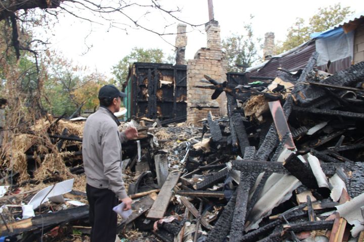 Житель Краснодона остался без дома из-за пожара, устроенного курильщиком-соседом