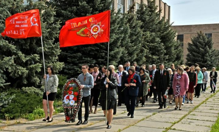 Студенты и сотрудники ЛГАУ посетили памятники жертвам ВОВ