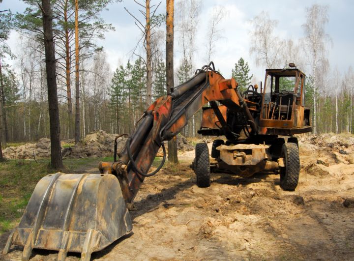 Экскаватор взорвался на мине в ЛНР: водитель в больнице, но жив