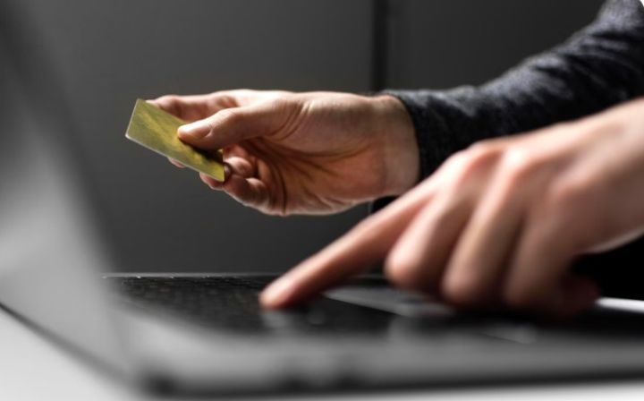 Луганчанка перевела мошенникам более 2 млн рублей: ей обещали доход от покупки акций