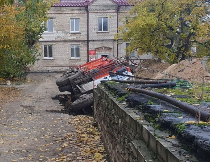 В Северодонецке мусоровоз упал в траншею